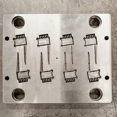 Пресс-форма для изготовления монтажных уголков